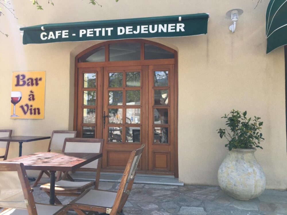 Entrée de café et bar à vin.