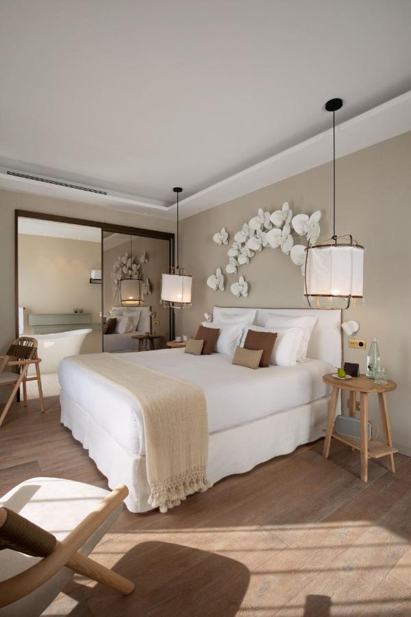 Chambre moderne avec lit double et décoration murale.
