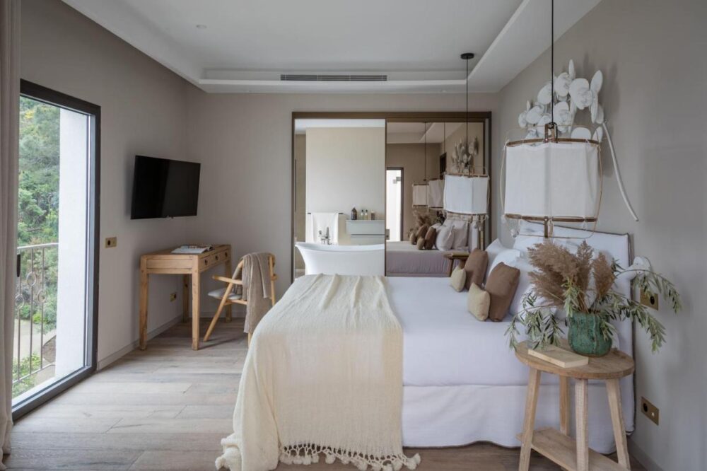 Chambre moderne avec un lit et décoration naturelle.