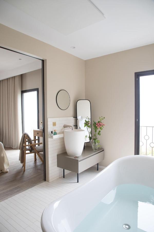 Salle de bains moderne avec baignoire et plantes.