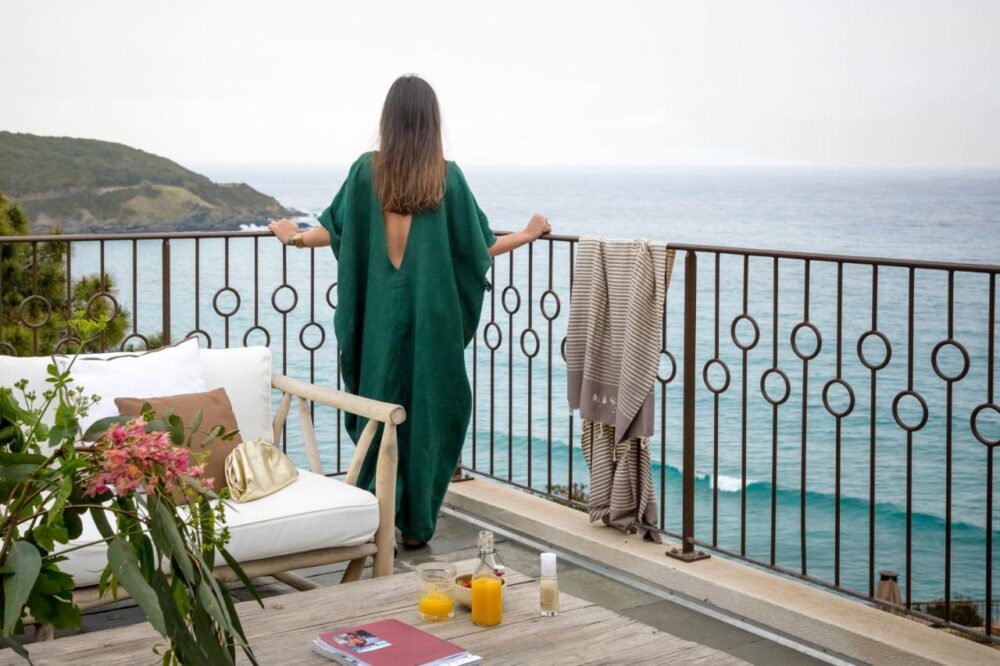 Femme admirant la vue depuis une terrasse.