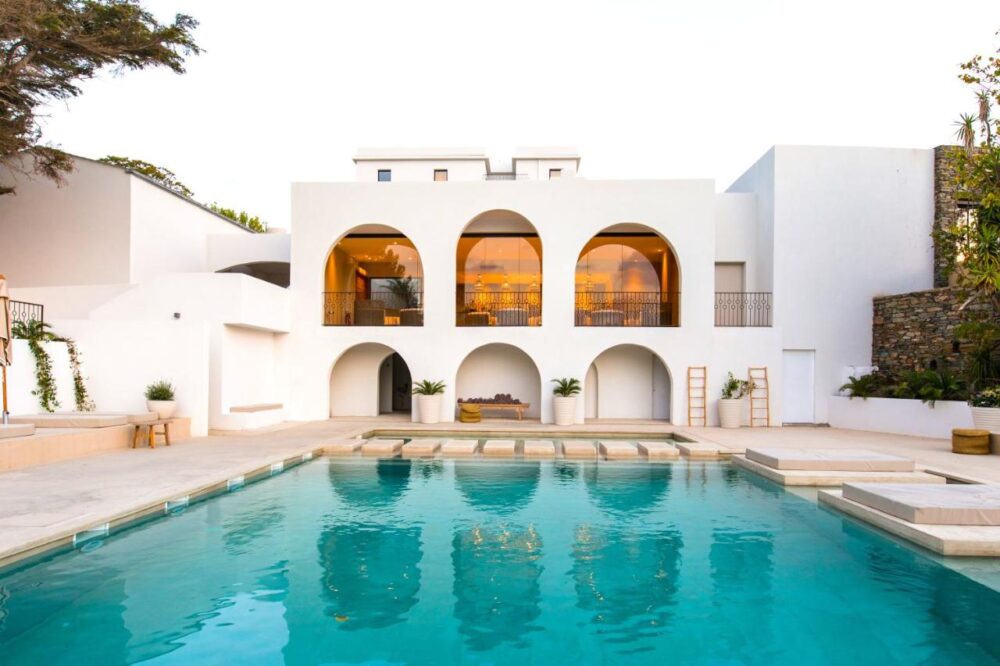 Maison moderne avec piscine turquoise.