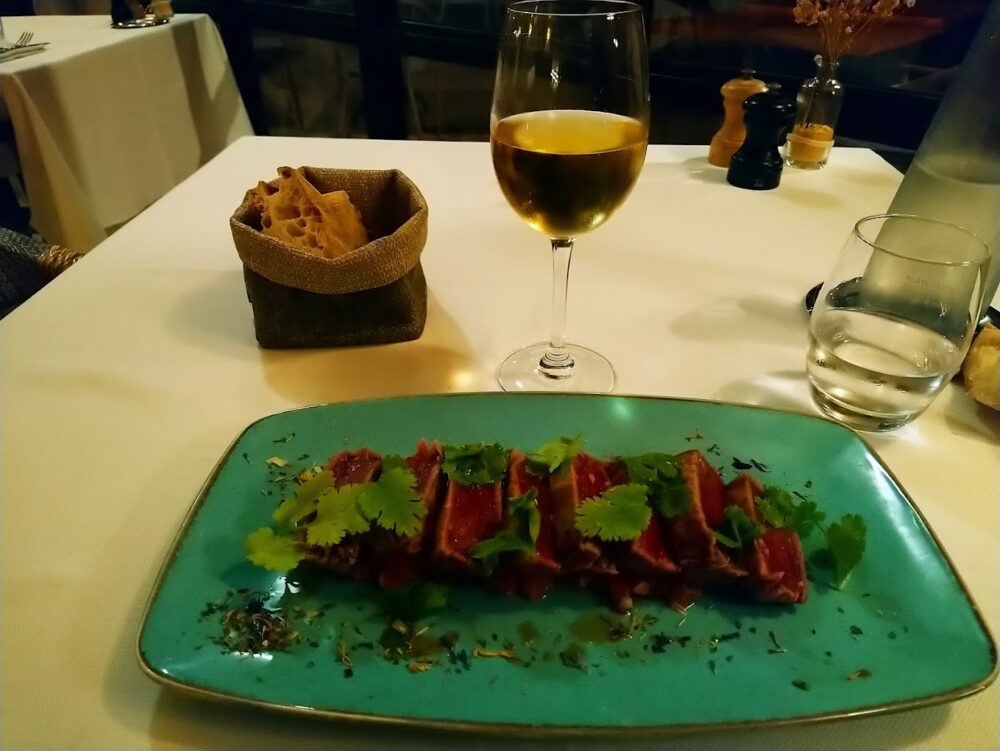 Plat de viande avec du vin blanc.