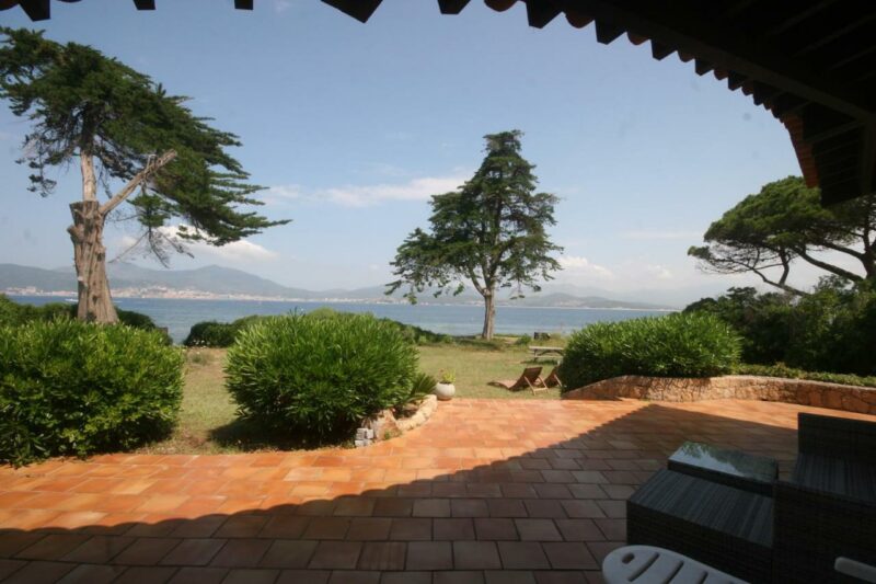 villa pieds dans l'eau porticcio
