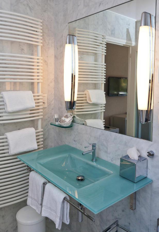 Salle de bains moderne avec lavabo turquoise.