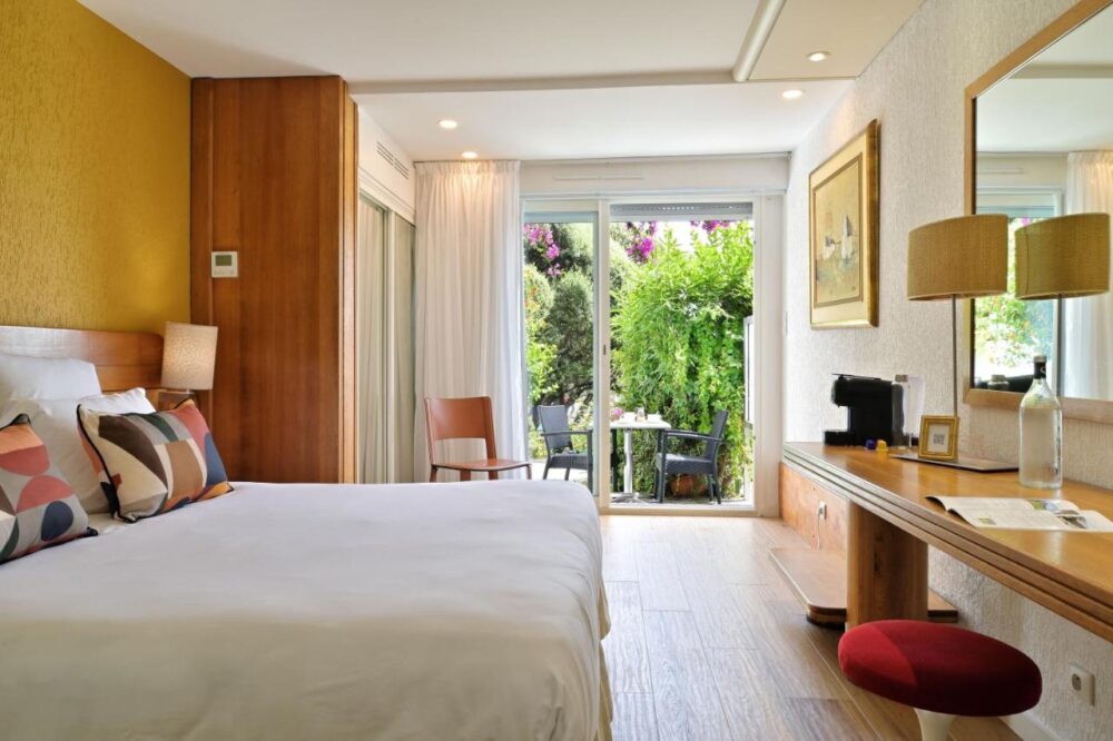 Chambre d'hôtel avec terrasse et vue jardin