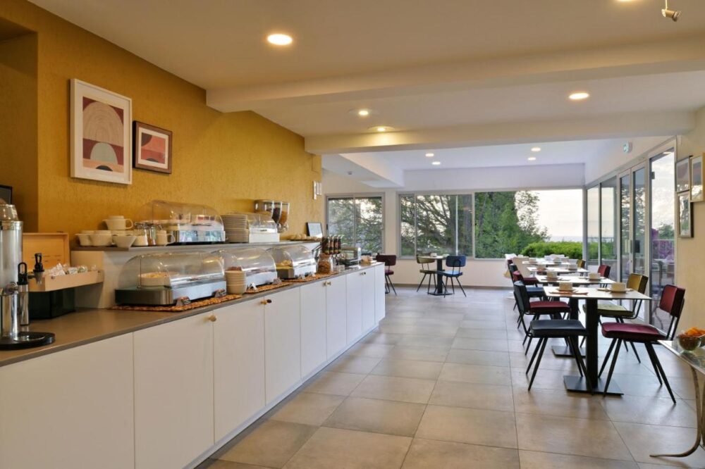 Salle à manger lumineuse avec buffet.