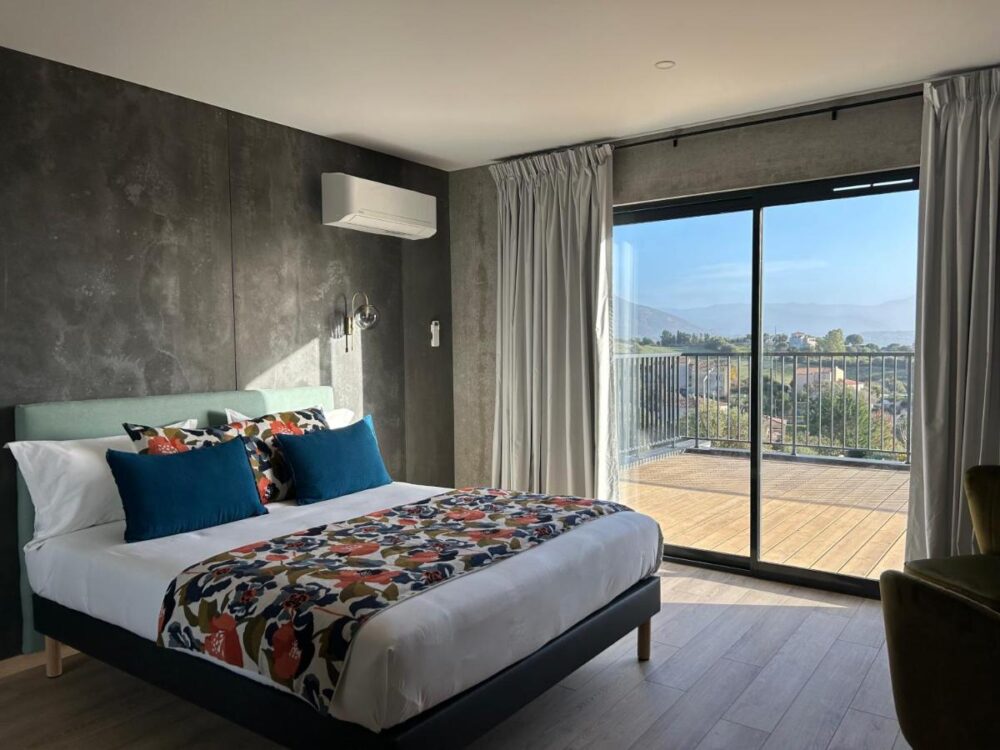 Chambre moderne avec vue sur balcon et montagnes