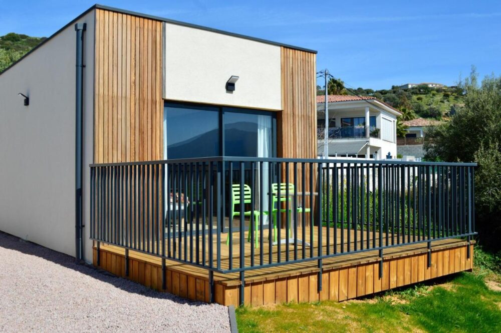 Maison moderne avec terrasse en bois.