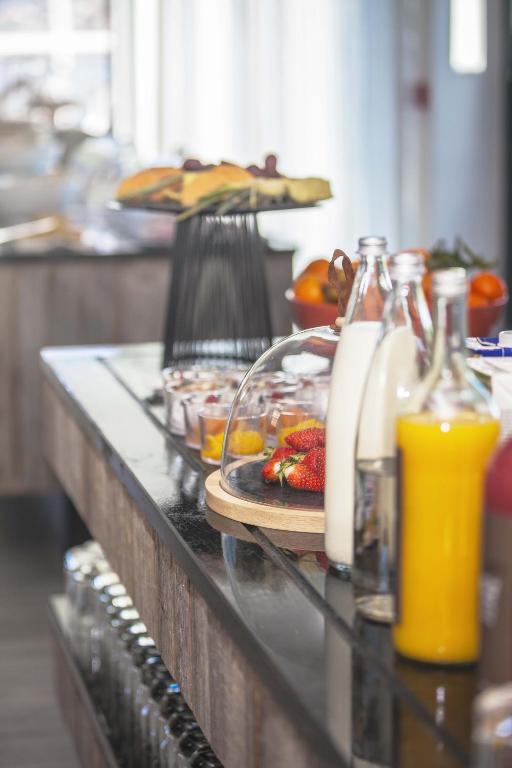 Buffet de boissons et fruits frais sur table.