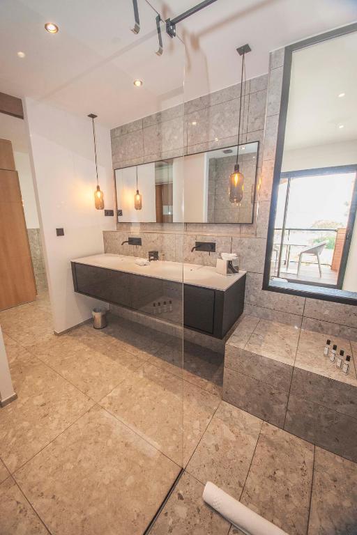 Salle de bain moderne avec double vasque.