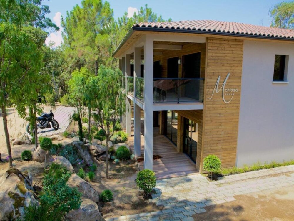 Maison moderne en bois près des arbres.
