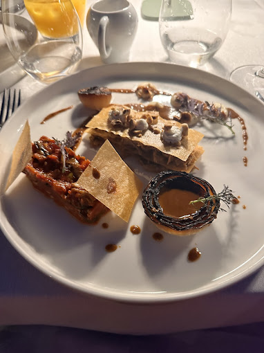 Assiette gastronomique avec plats élaborés artistiquement.