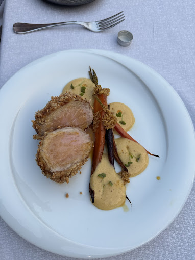 Plat de viande avec carottes et purée.