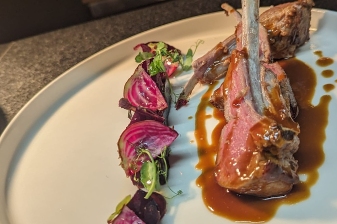 Agneau rôti avec betteraves et sauce.