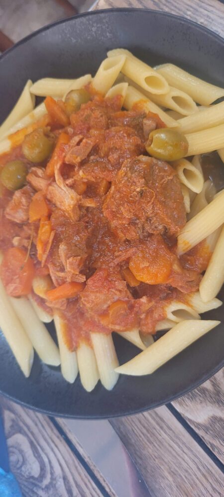 Pâtes penne avec sauce tomate et olives.