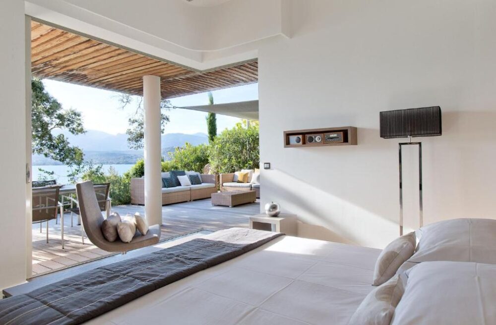 Chambre avec vue sur terrasse et montagne