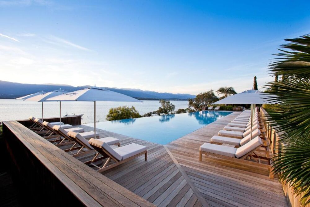 Piscine à débordement avec vue sur la mer.