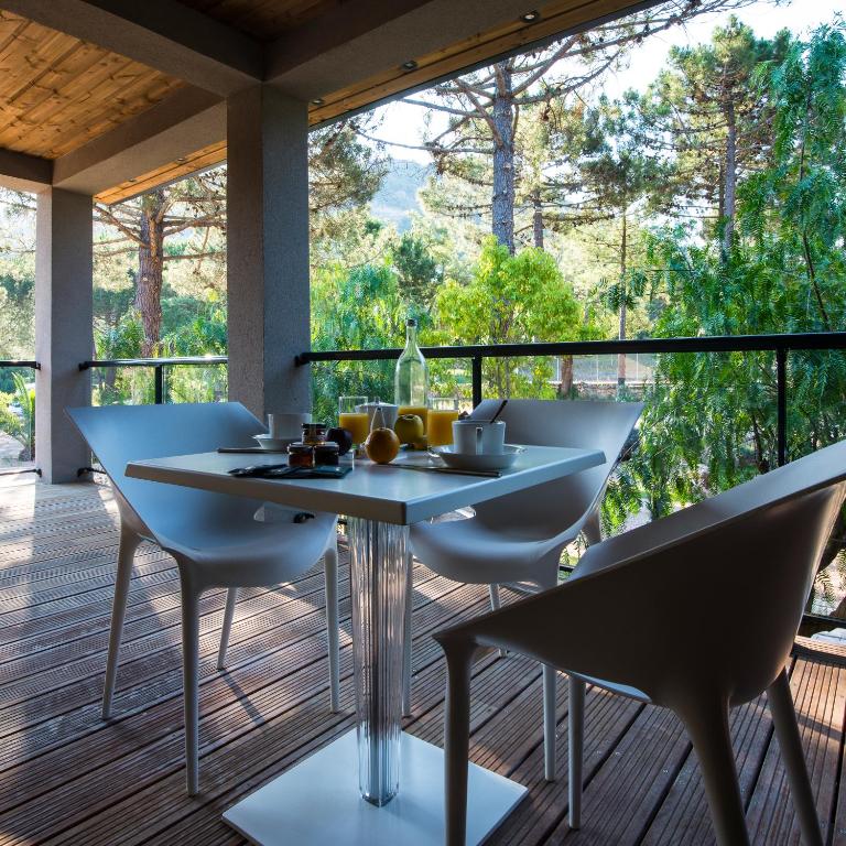 Terrasse bois avec table et chaises modernes.
