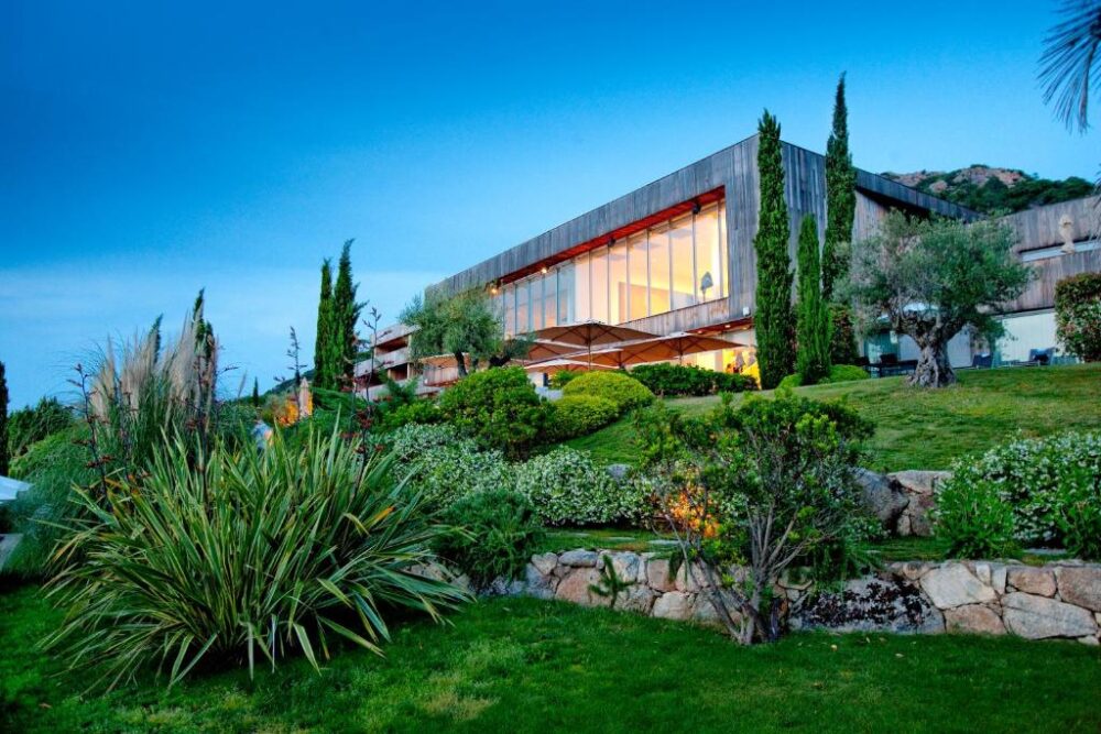 Grande maison moderne avec jardin luxuriant