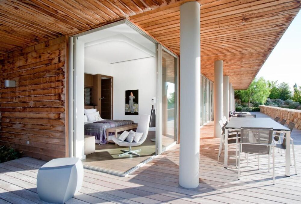 Terrasse en bois avec mobilier moderne