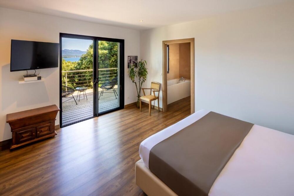 Chambre lumineuse avec terrasse et vue montagne.