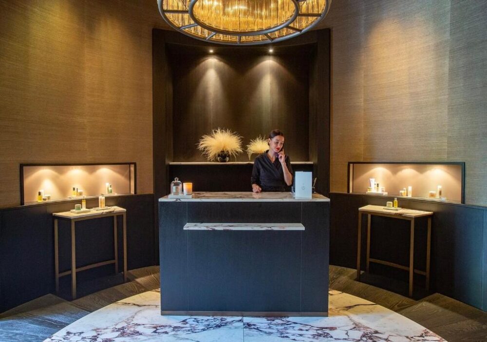 Réceptionniste dans un spa élégant et moderne.