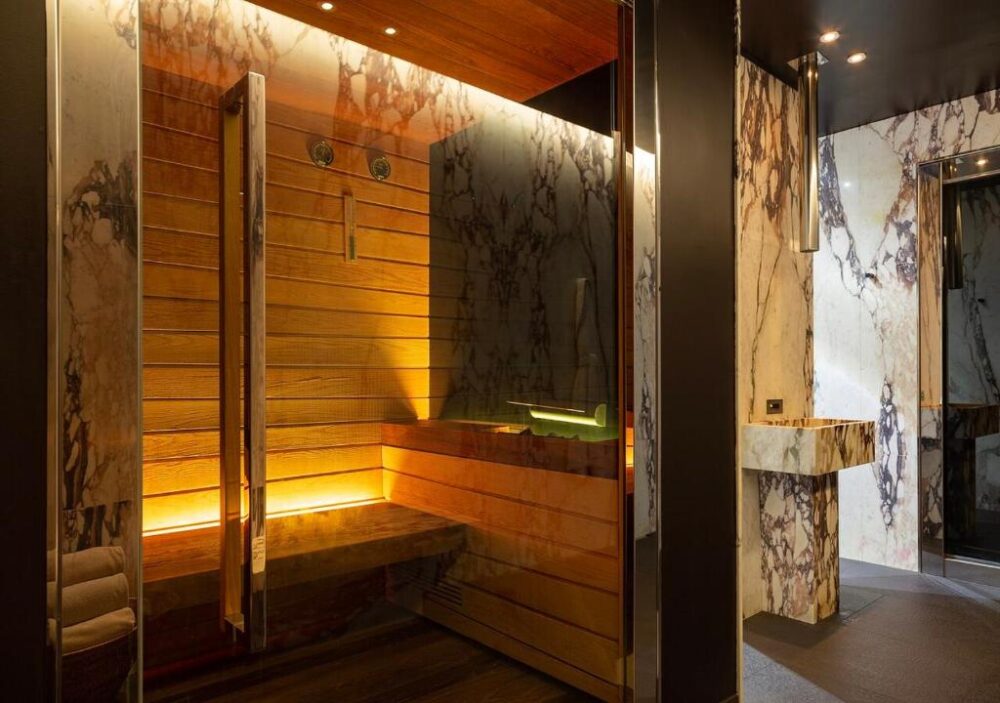 Sauna moderne avec éclairage chaleureux.