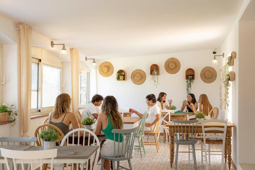 Personnes discutant dans un café lumineux.