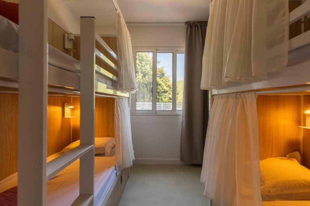 Chambre avec lits superposés et fenêtre.