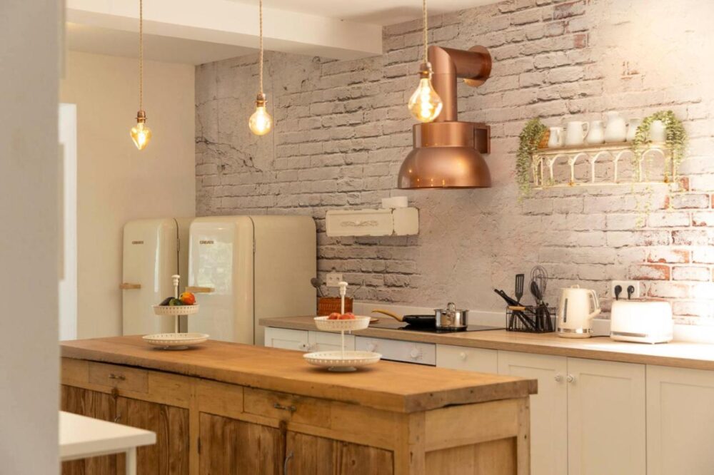 Cuisine moderne avec décoration rustique et électroménagers blancs.