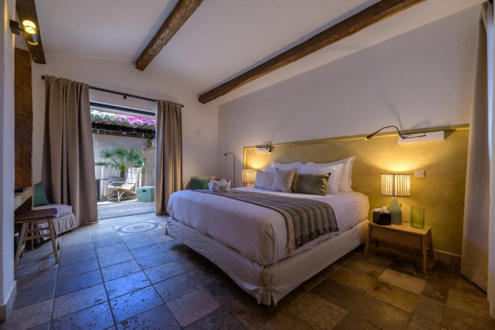 Chambre d'hôtel accueillante avec terrasse privée.
