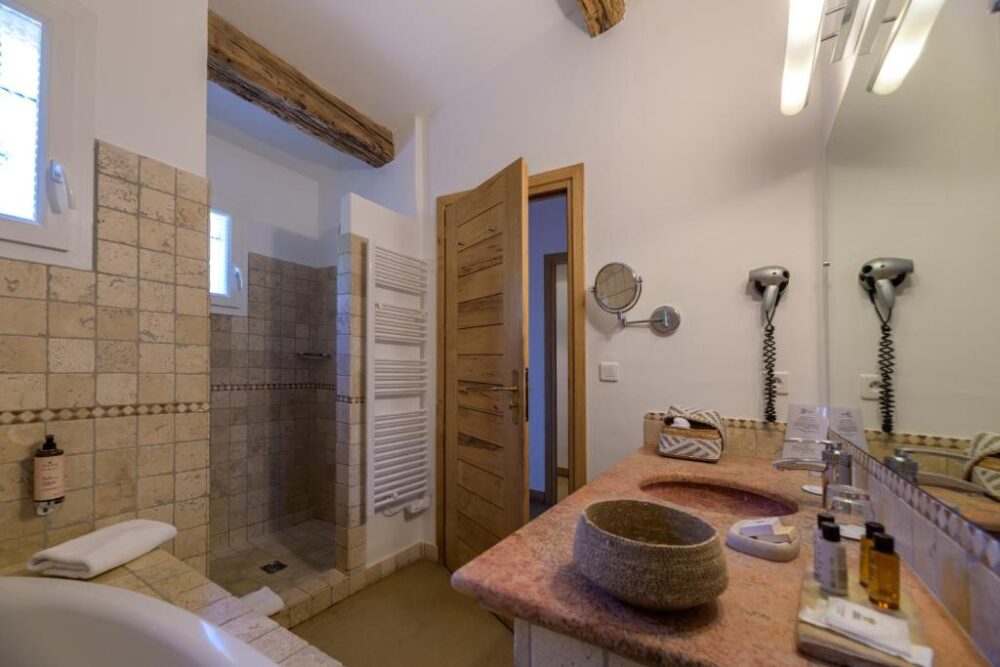 Salle de bain moderne avec douche italienne.