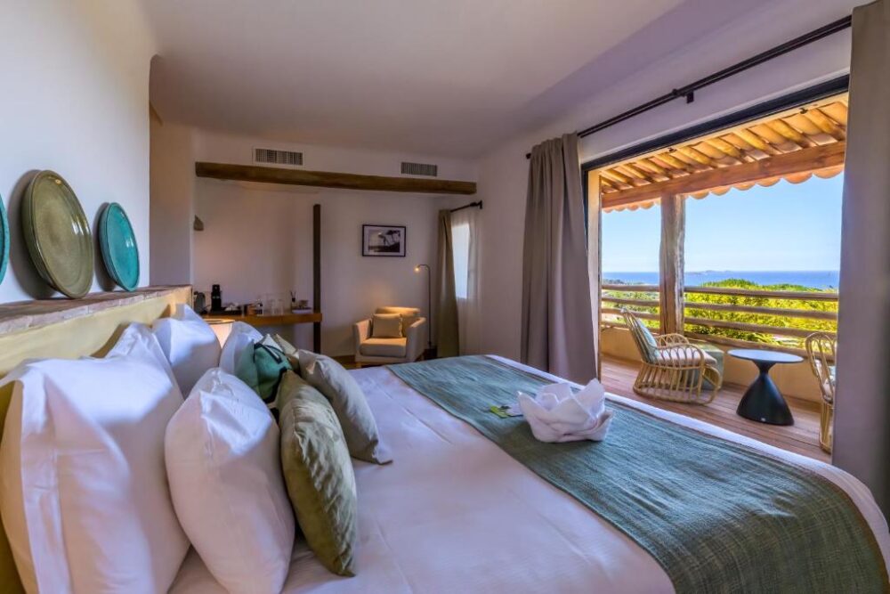 Chambre avec vue sur mer et balcon.