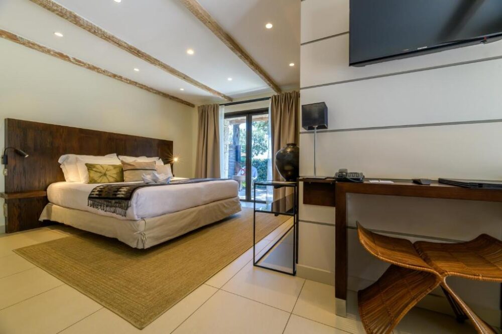 Chambre élégante avec lit double, bureau et télévision.