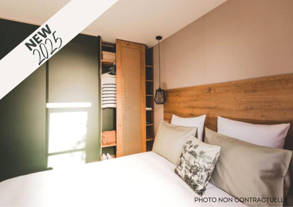 Chambre moderne avec lit et armoire.
