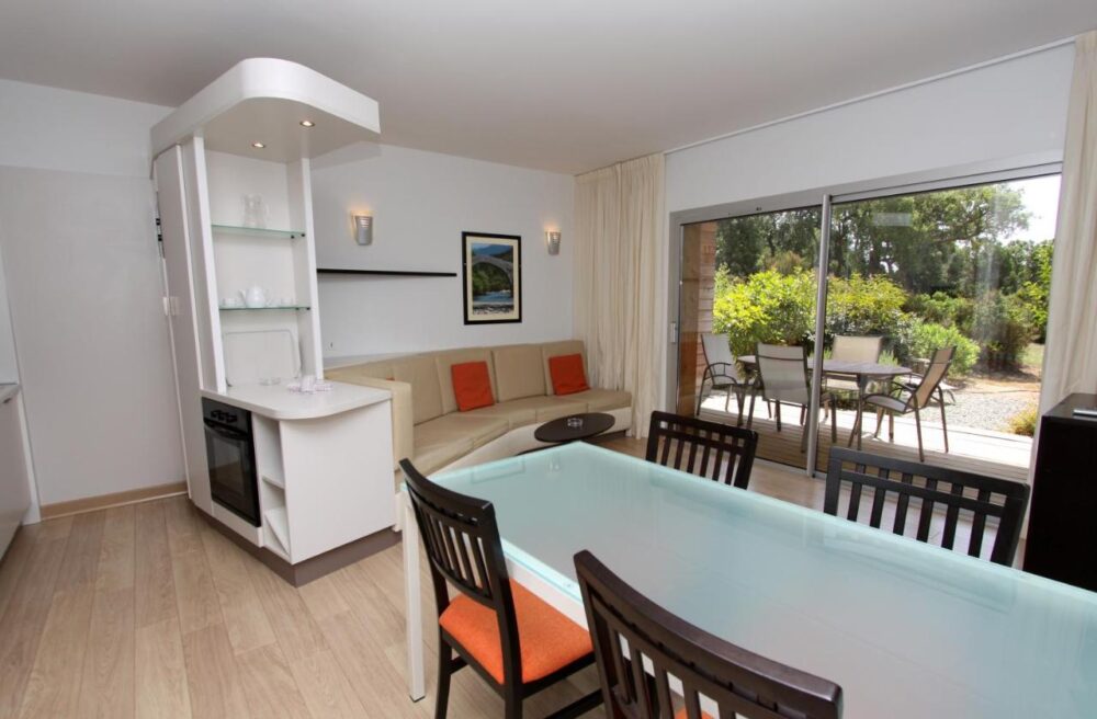 Salon moderne avec terrasse ensoleillée.