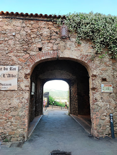 Porte en pierre avec vue sur la rue.
