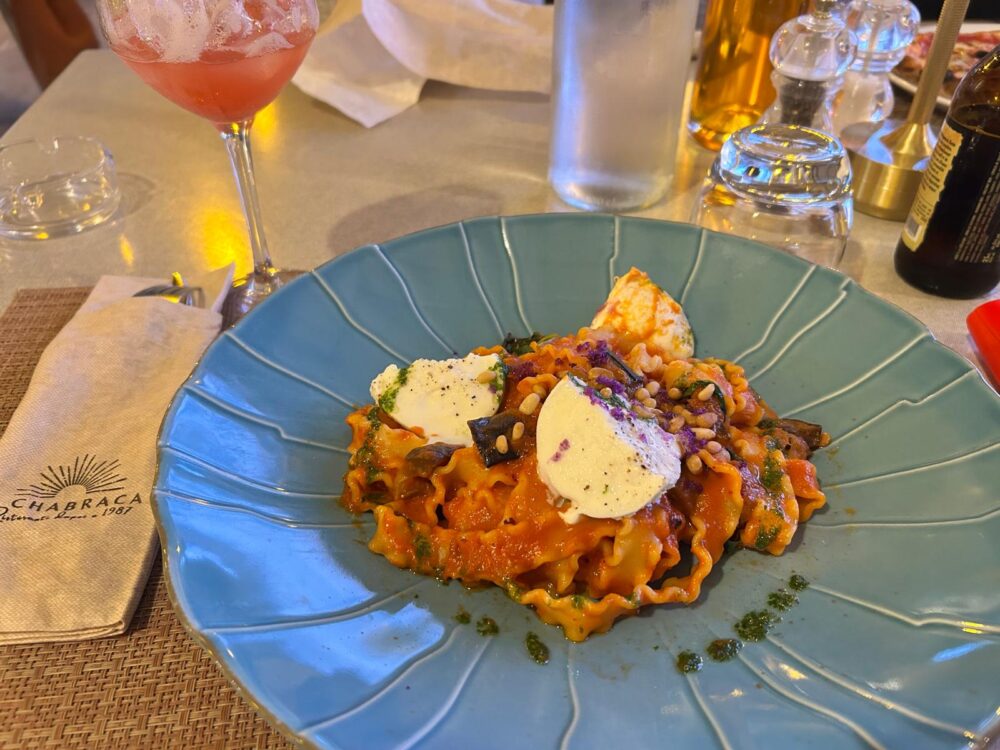 Plat de pâtes avec sauce tomate et fromage.
