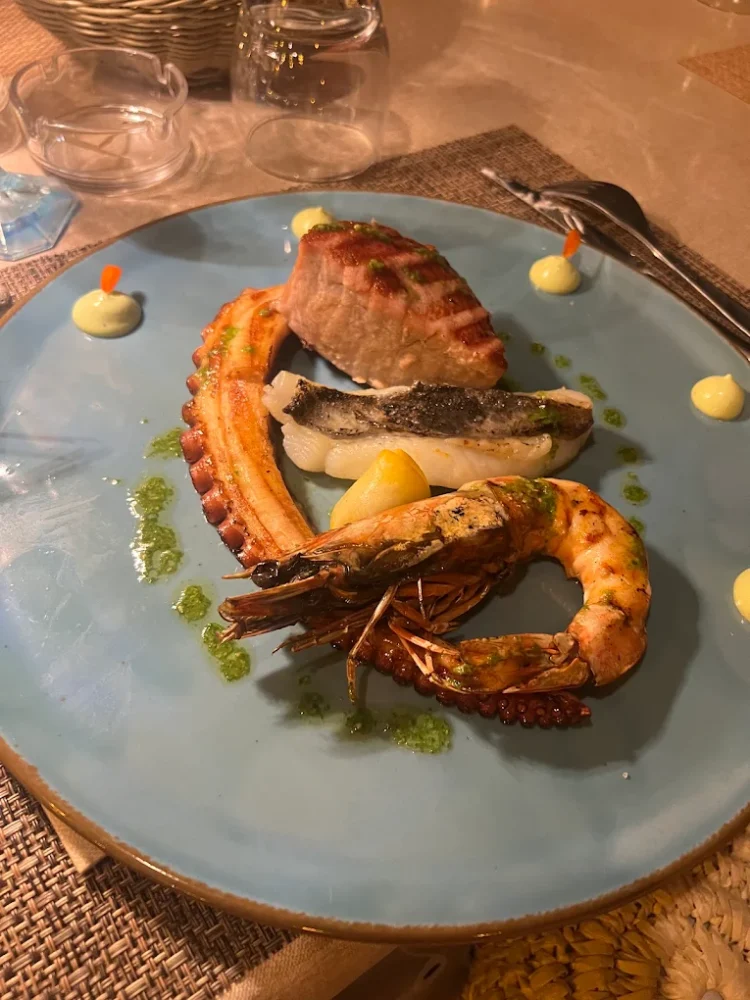 Plat de fruits de mer et poisson grillé.