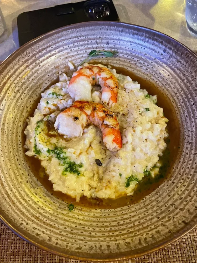 Risotto aux crevettes dans une assiette.