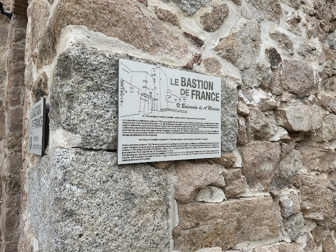 Plaque murale du Bastion de France à Aleria.