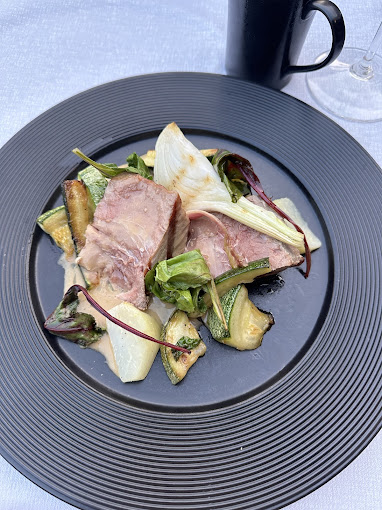 Plat de viande avec légumes grillés.