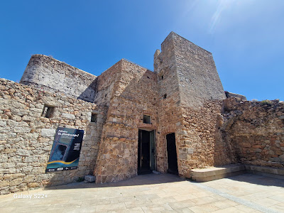 Ruines de château sous ciel bleu.