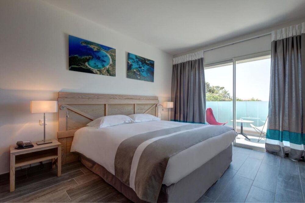 Chambre d'hôtel moderne avec balcon.
