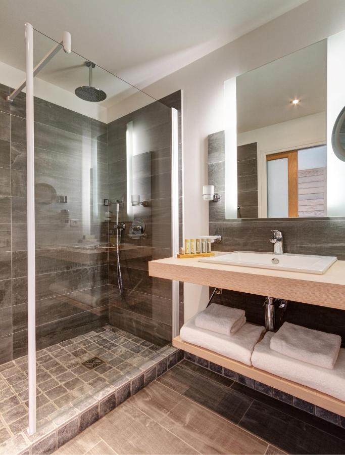Salle de bain moderne avec douche vitrée