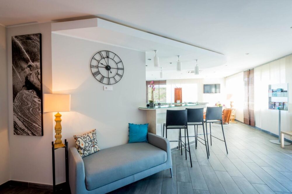 Salon moderne avec canapé et horloge murale.
