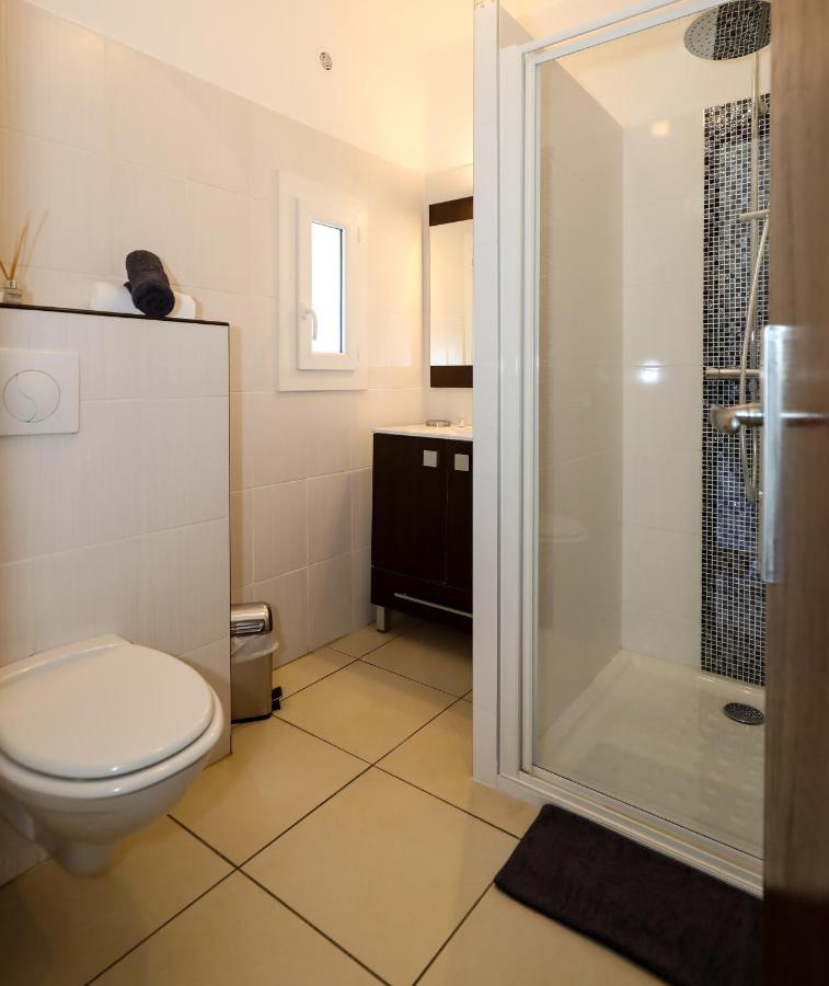 Salle de bain moderne avec douche et toilettes.