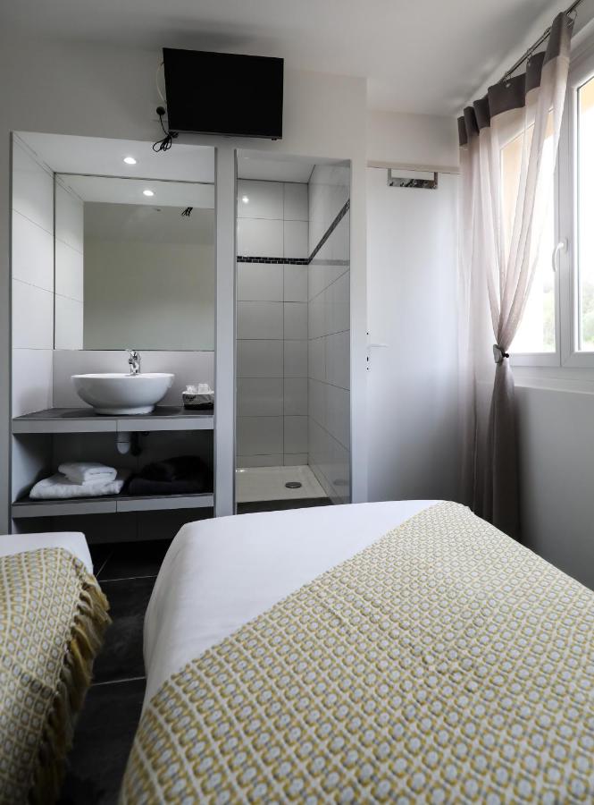 Chambre d'hôtel avec salle de bain moderne.