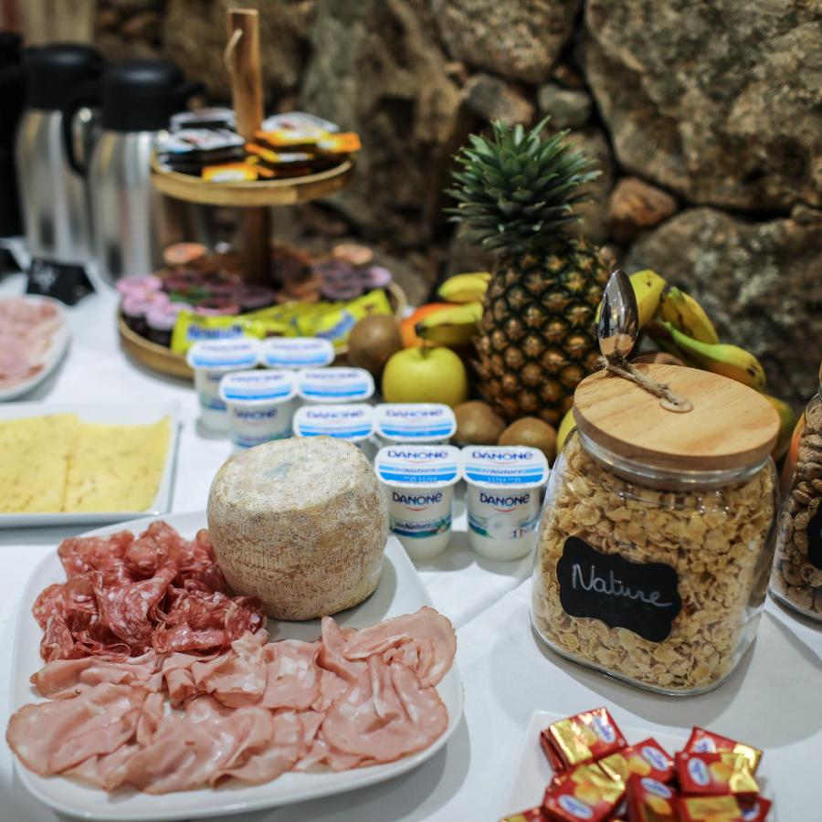 Buffet de petit-déjeuner avec charcuterie et fruits.